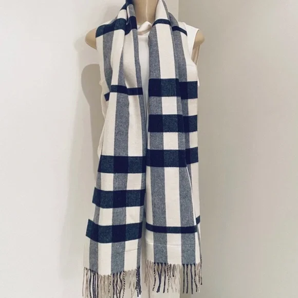 BURBERRY ST. HELEN REVERSIBLE POCKETS SCARF / WRAP. - Picture 2 of 9